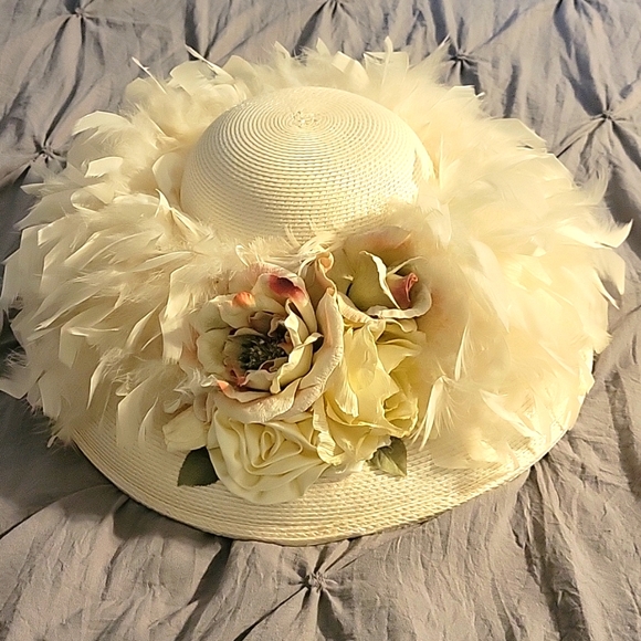 LeBean chapeau cream hat wide brim with feathers and flowers - Picture 1 of 3